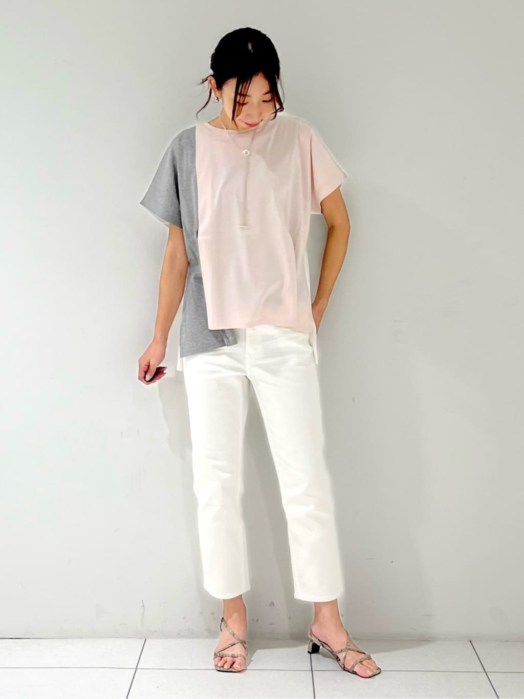 shioriさんの「INDIVI｜【洗える／汗ジミ防止】バイカラー＆アシメヘム Tシャツ」を使ったコーディネート