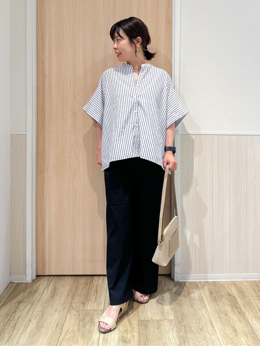 mimoさんの「SHOO･LA･RUE｜きれいめカジュアルに ラメストライプ ポンチョ風シャツ」を使ったコーディネート