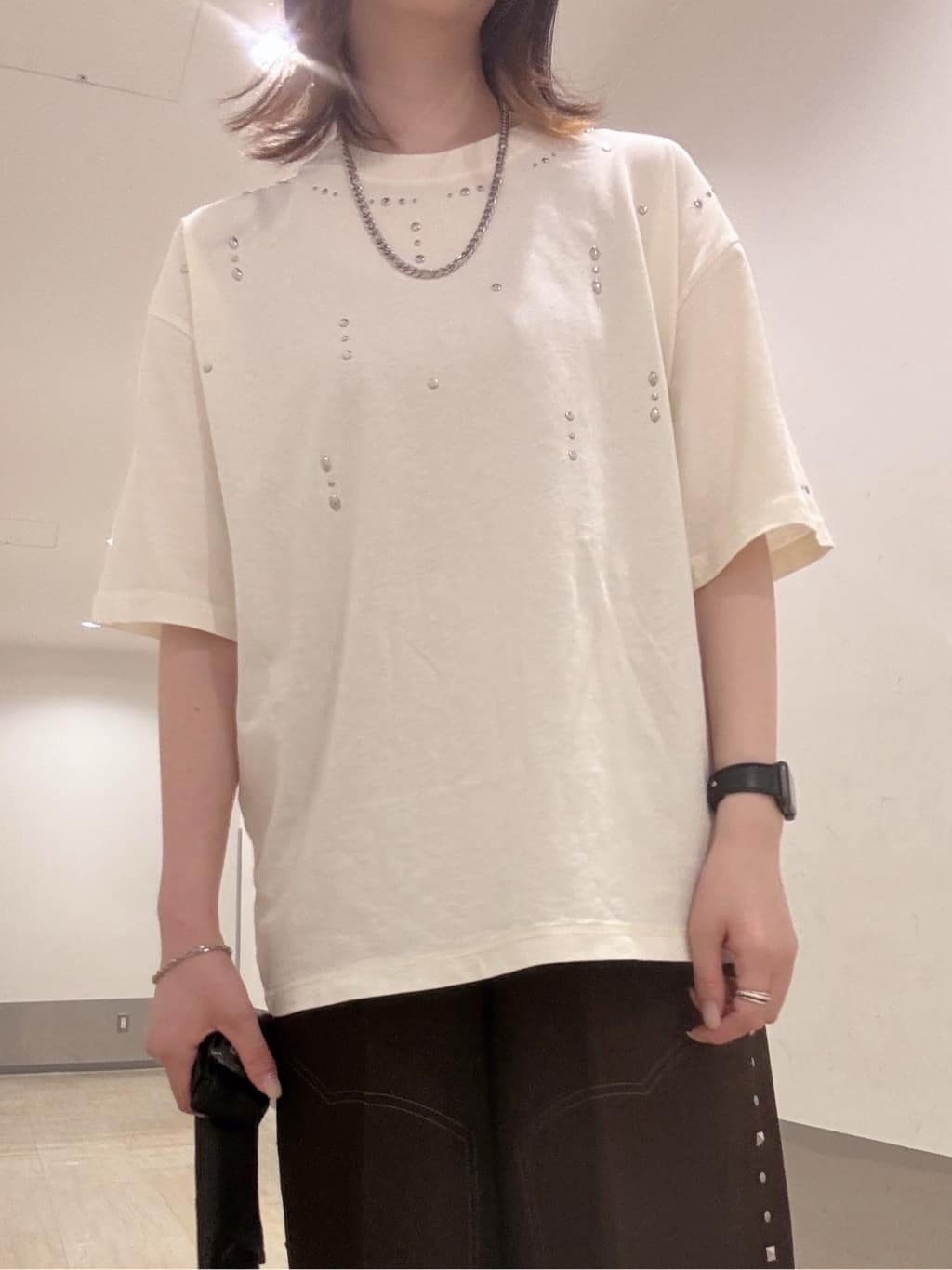 Renaさんの「tk.TAKEO KIKUCHI｜ヴィンテージライクスタッズTシャツ」を使ったコーディネート