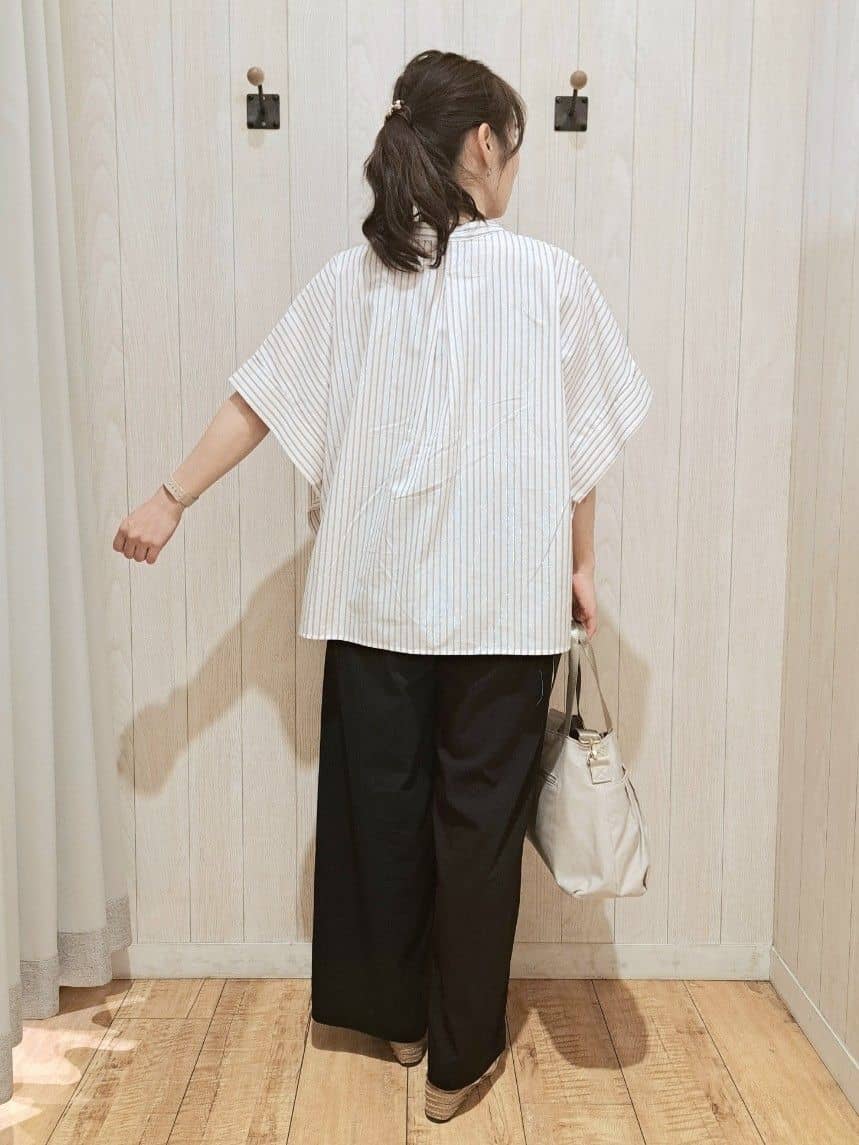 SAKIさんの「SHOO･LA･RUE｜きれいめカジュアルに ラメストライプ ポンチョ風シャツ」を使ったコーディネート