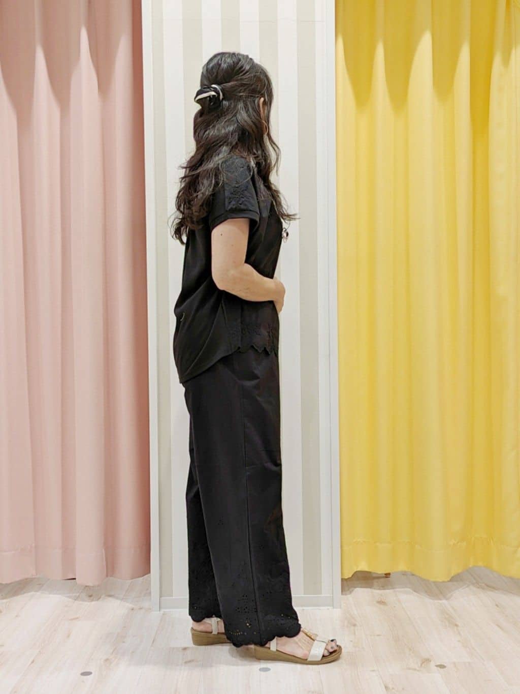 かずみさんの「SHOO･LA･RUE｜【S-LL】華やかさをプラスする 裾刺繍ストレートパンツ」を使ったコーディネート