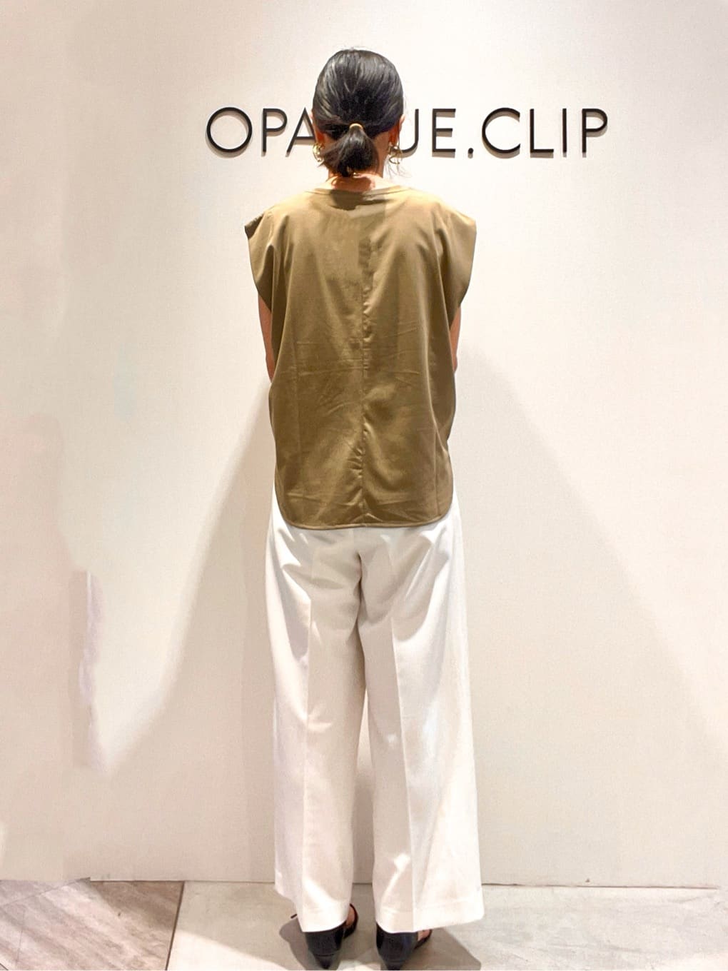 あいさんの「OPAQUE.CLIP｜ボクシーノースリーブカットソー【洗濯機洗い可】」を使ったコーディネート