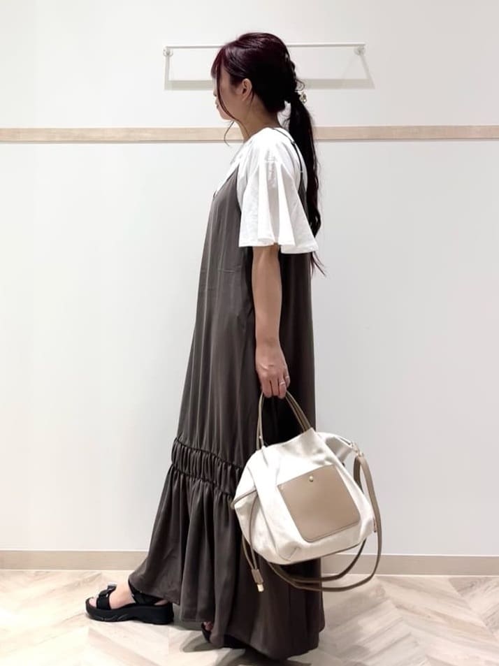 nanaさんの「SHOO･LA･RUE｜【ひんやり】シャーリングがアクセントに 大人のデザインキャミワンピース」を使ったコーディネート