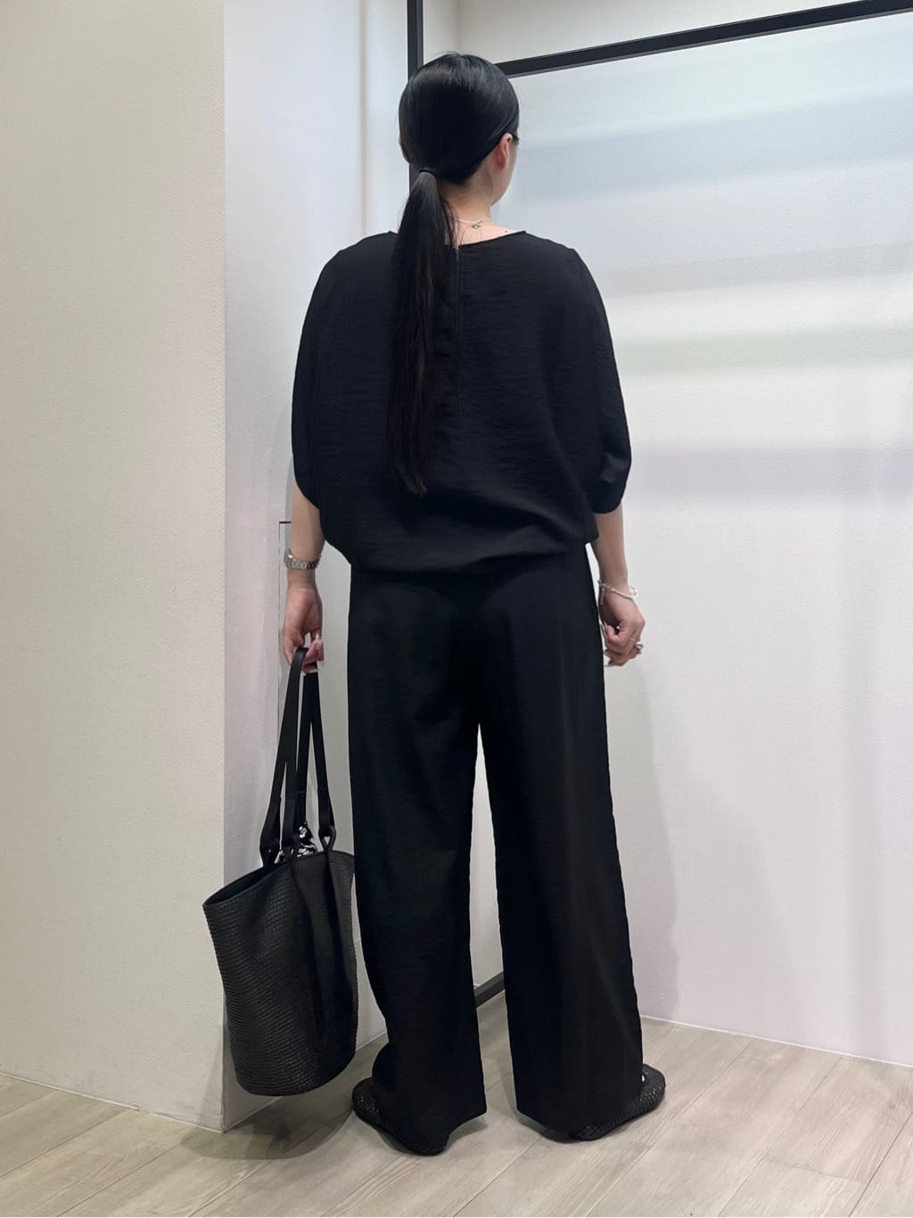 hasuさんの「INDIVI｜【洗える／UVケア／SETUP可能】ドロストワイドパンツ」を使ったコーディネート