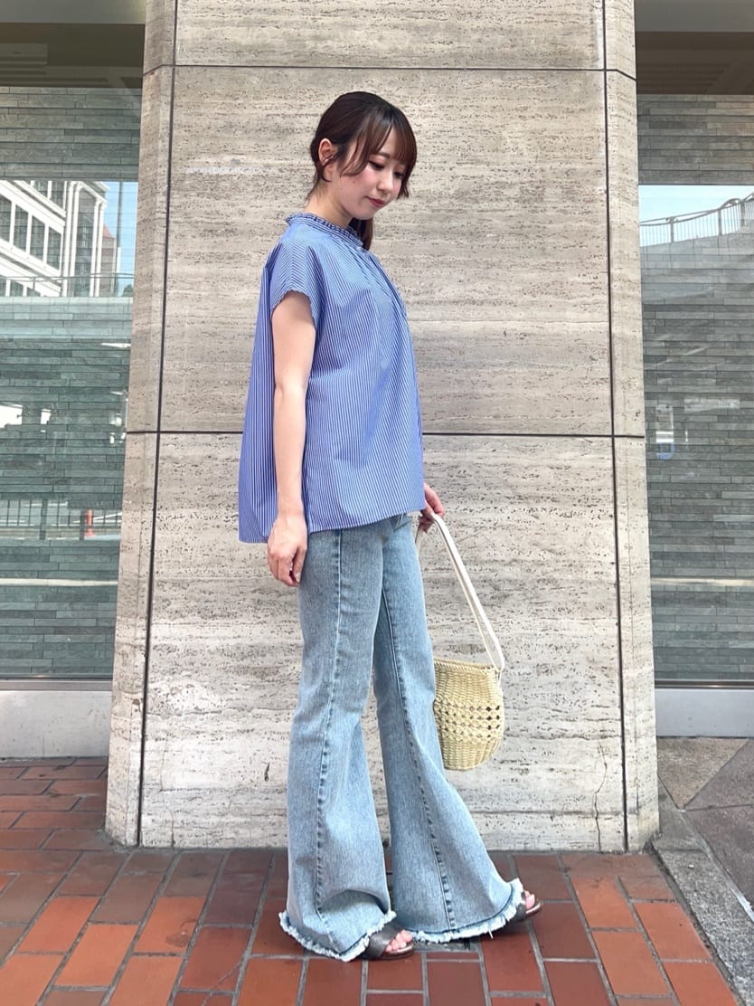 AIRIさんの「SHOO･LA･RUE｜【洗える/S-LL】プチフリル襟が女性らしい フレンチスリーブシャツ」を使ったコーディネート
