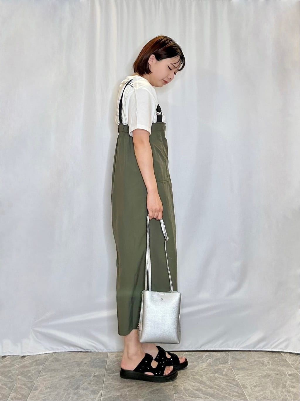 ネリさんの「SHOO･LA･RUE｜【ひんやり】大人のカジュアルスタイルに レタリング刺繍Tシャツ」を使ったコーディネート