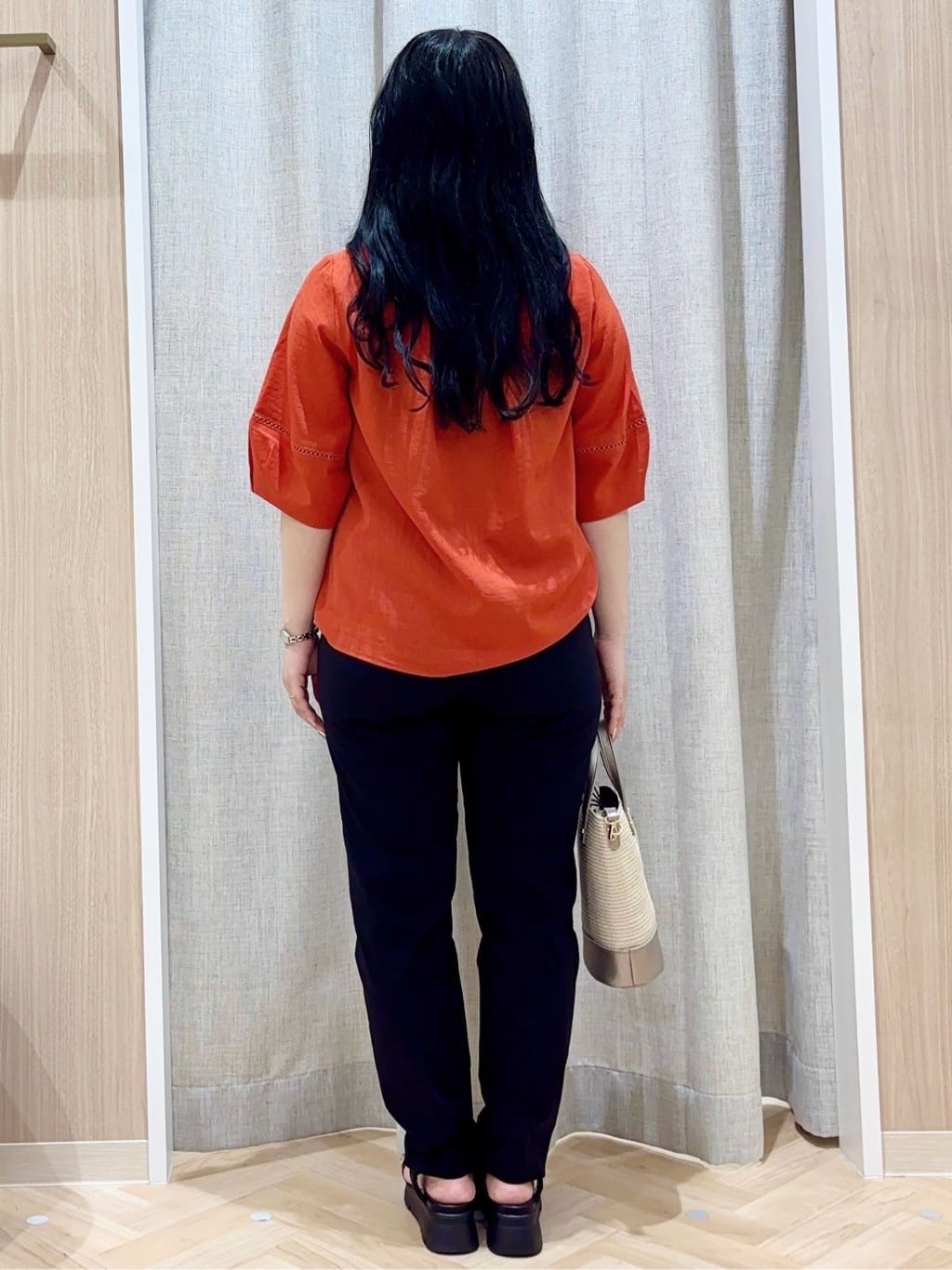 minamiさんの「grove｜キレイも動きやすさも　美脚見えハイパーストレッチパンツ」を使ったコーディネート