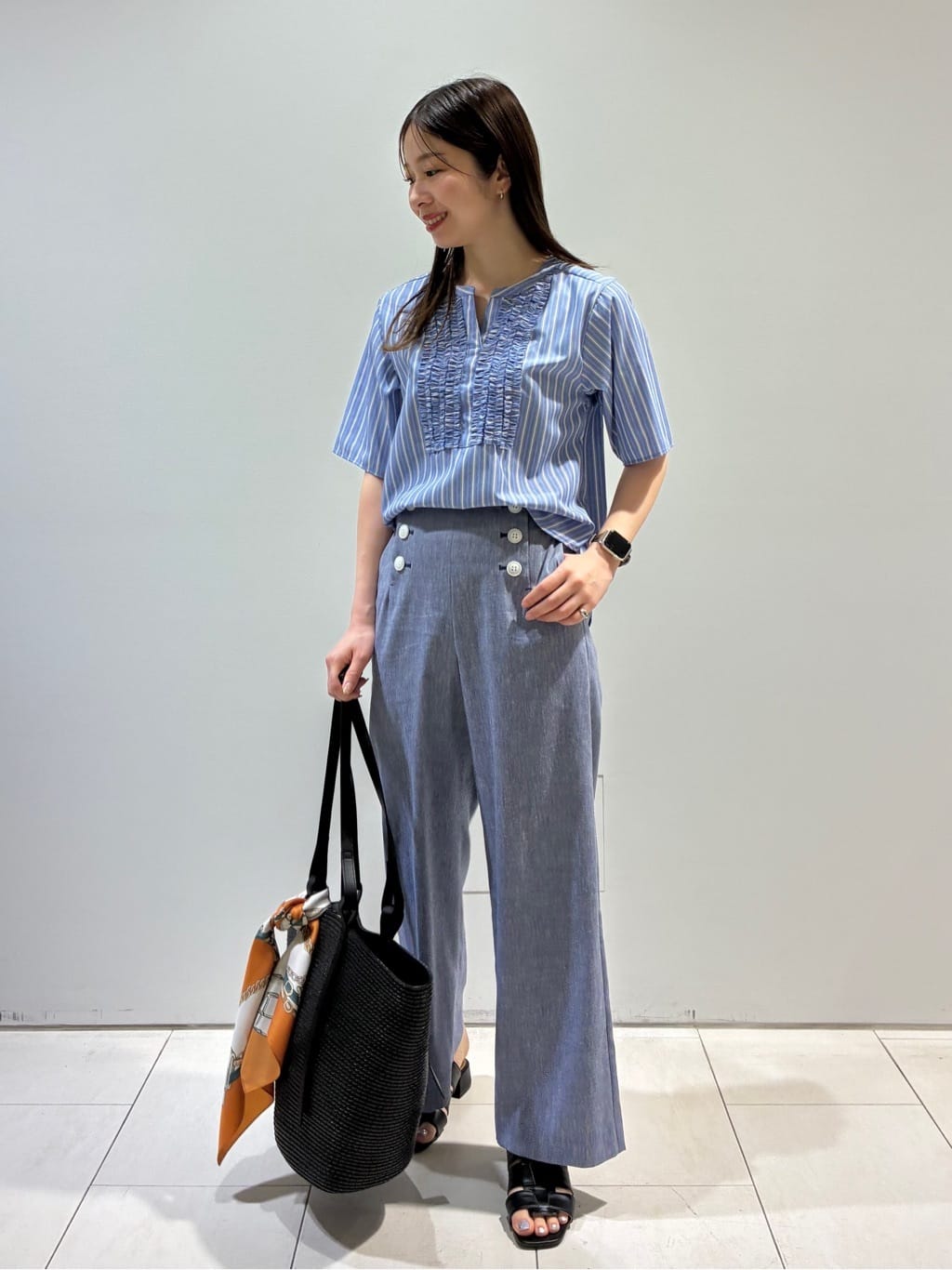 KAOさんの「INDIVI｜【洗える】胸元タックフリルブラウス」を使ったコーディネート