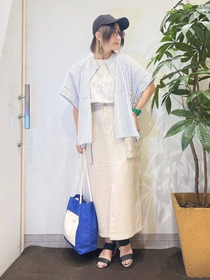 misakiさんの「SHOO･LA･RUE｜きれいめカジュアルに ラメストライプ ポンチョ風シャツ」を使ったコーディネート