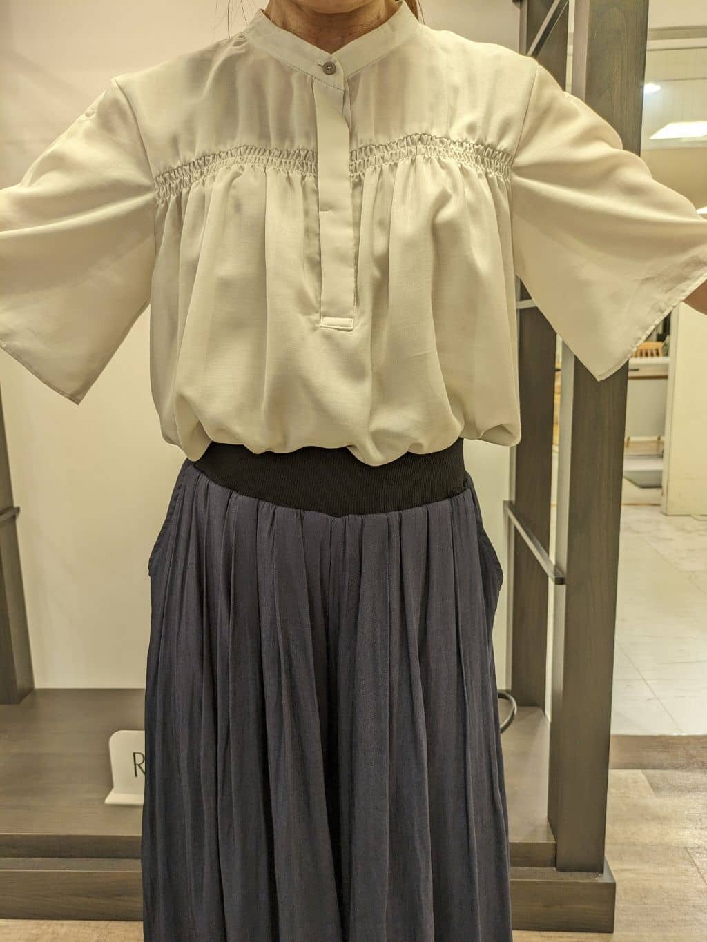 しみさんの「Reflect｜【選べる5色◎／マシンウォッシュ可】シャーリングデザインブラウス」を使ったコーディネート