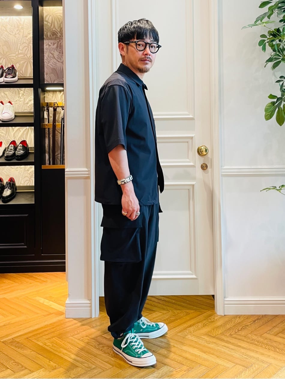 鶴田大士さんの「DRESSTERIOR｜◆【セットアップ可】2WAYストレッチ ワイドカーゴパンツ」を使ったコーディネート