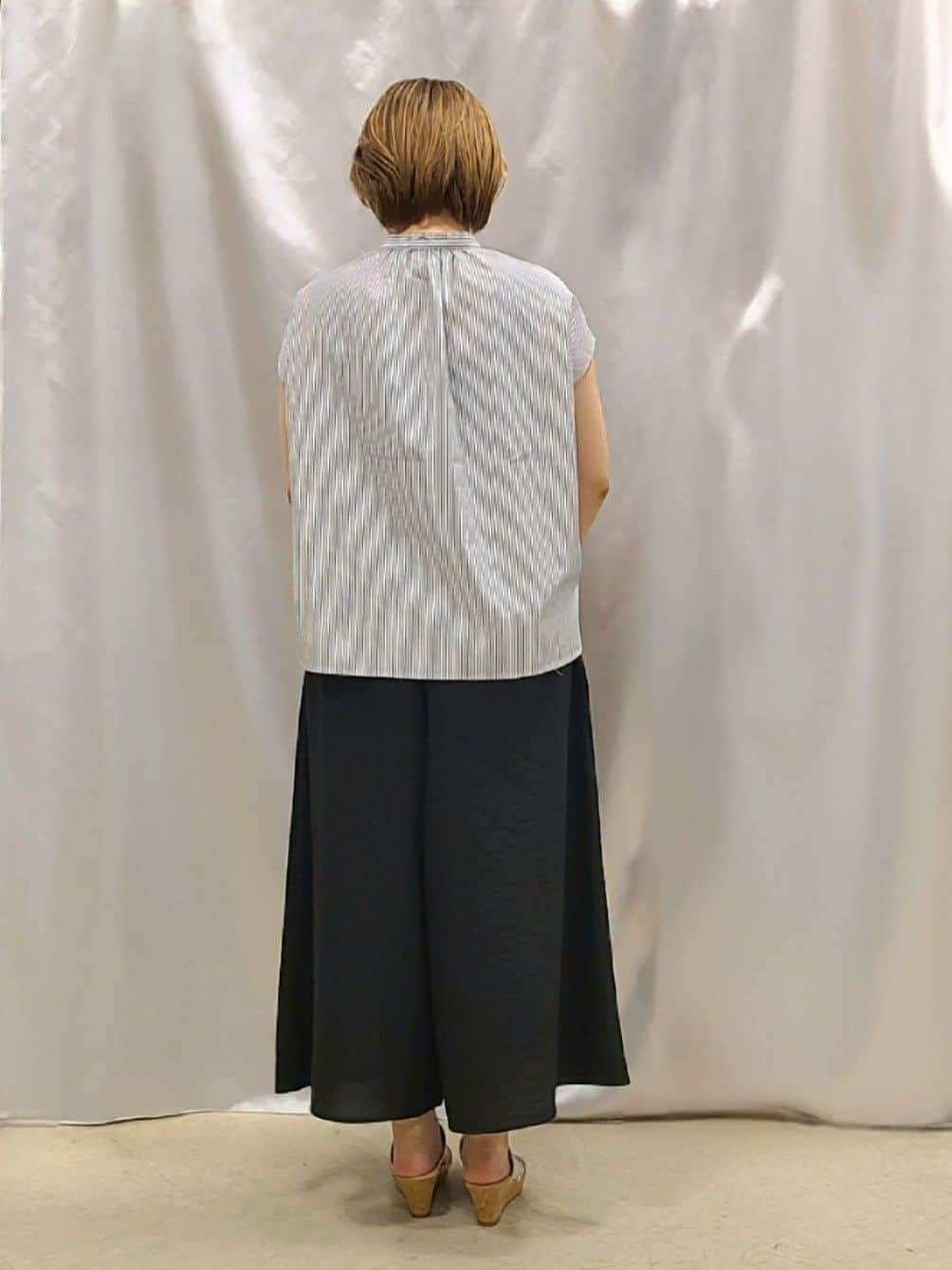 Chiiさんの「SHOO･LA･RUE｜【S-LL/ひんやり】さらっとタッチできれい見え ピンタックスカーチョ」を使ったコーディネート