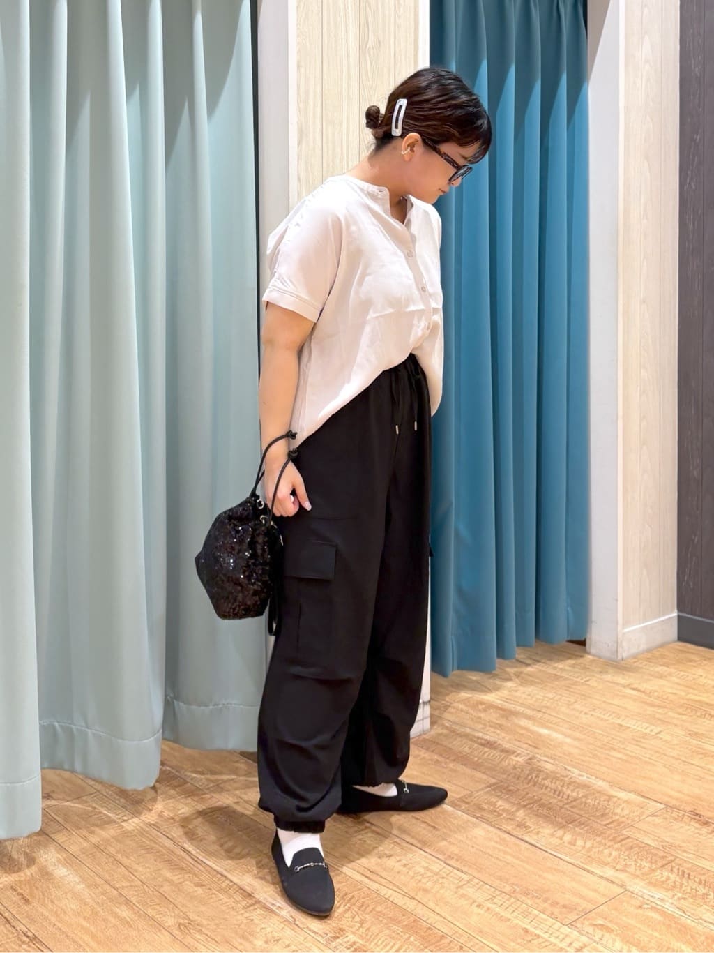 砂糖さんの「SHOO･LA･RUE｜【洗える/プチプラ】大人の抜け感をプラスする バンドカラーシャツ」を使ったコーディネート