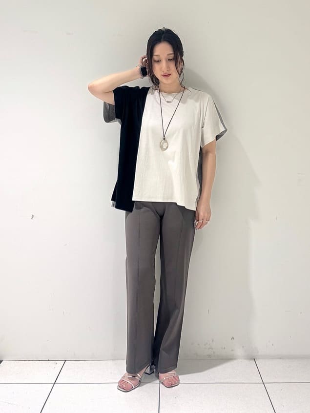 そんさんの「INDIVI｜【洗える／汗ジミ防止】バイカラー＆アシメヘム Tシャツ」を使ったコーディネート