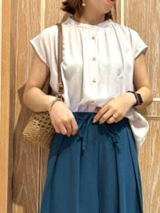 meiさんの「SHOO･LA･RUE｜【S-LL/洗濯後しわになりにくい】上品にきれい見え スラブギャザーブラウス」を使ったコーディネート