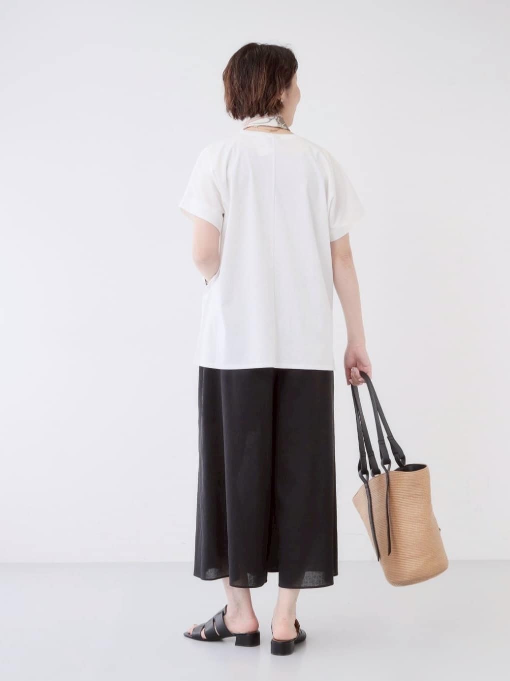 yuriさんの「INDIVI｜【洗える／汗ジミ防止】バイカラー＆アシメヘム Tシャツ」を使ったコーディネート