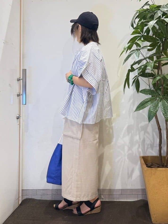 misakiさんの「SHOO･LA･RUE｜きれいめカジュアルに ラメストライプ ポンチョ風シャツ」を使ったコーディネート