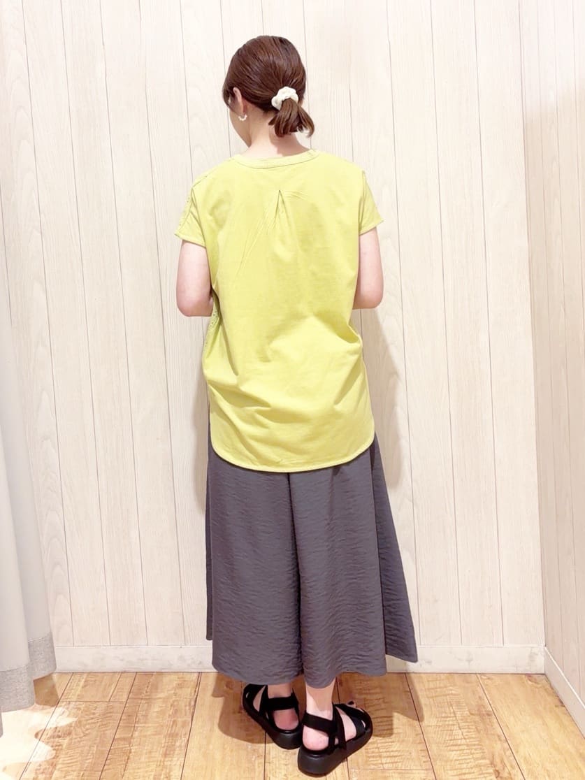 あいこさんの「SHOO･LA･RUE｜【S-LL/ひんやり】さらっとタッチできれい見え ピンタックスカーチョ」を使ったコーディネート