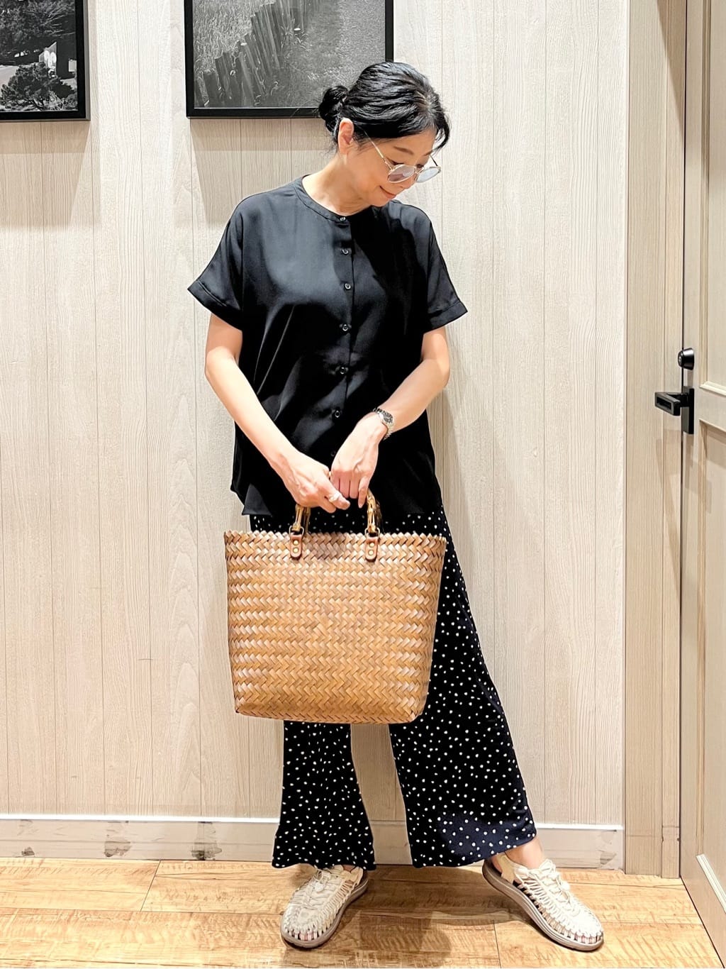 youさんの「SHOO･LA･RUE｜【洗える/プチプラ】大人の抜け感をプラスする バンドカラーシャツ」を使ったコーディネート
