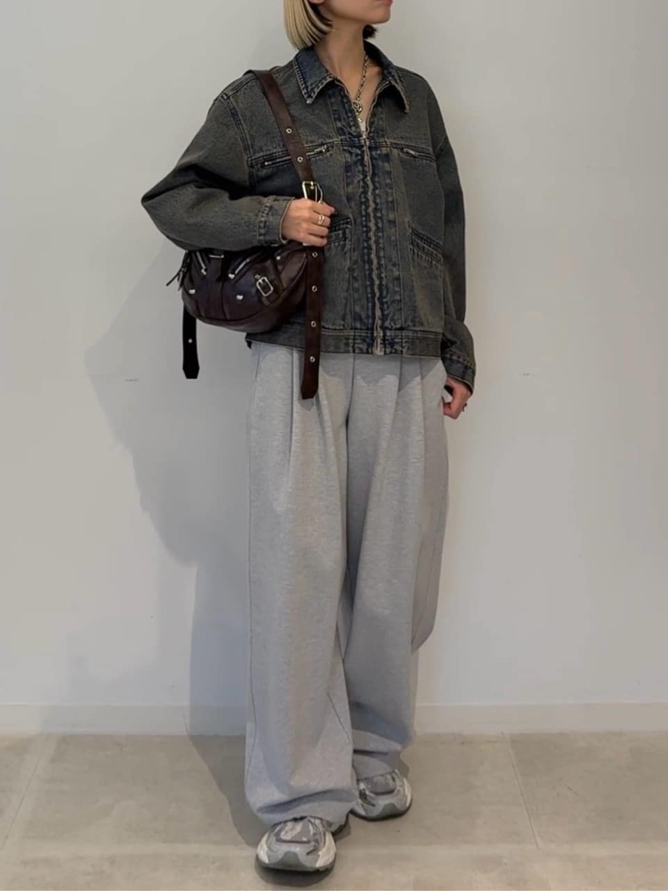 川本葵さんの「tk.TAKEO KIKUCHI｜【FANCYシリーズ】スタッズクレセントショルダーバッグ」を使ったコーディネート