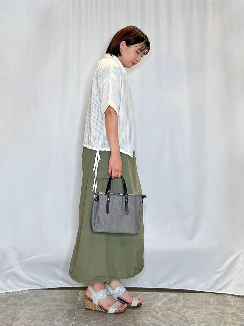 ネリさんの「SHOO･LA･RUE｜シルエット変化を楽しめる シアーチェックドロストシャツ」を使ったコーディネート