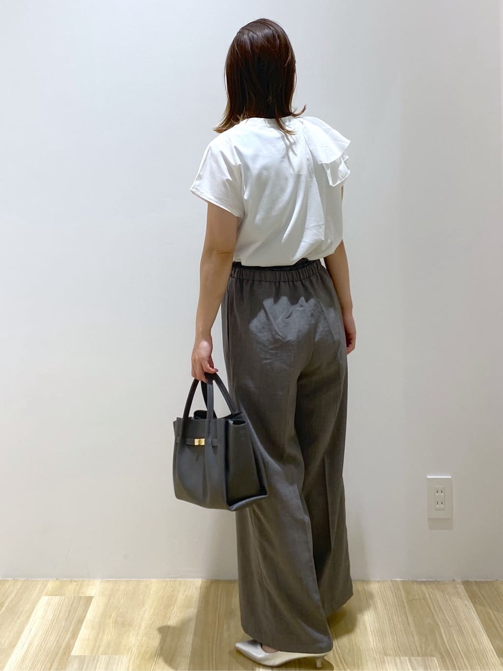 えりさんの「OPAQUE.CLIP｜ショルダーフリルドッキングカットソー【洗濯機洗い可】」を使ったコーディネート