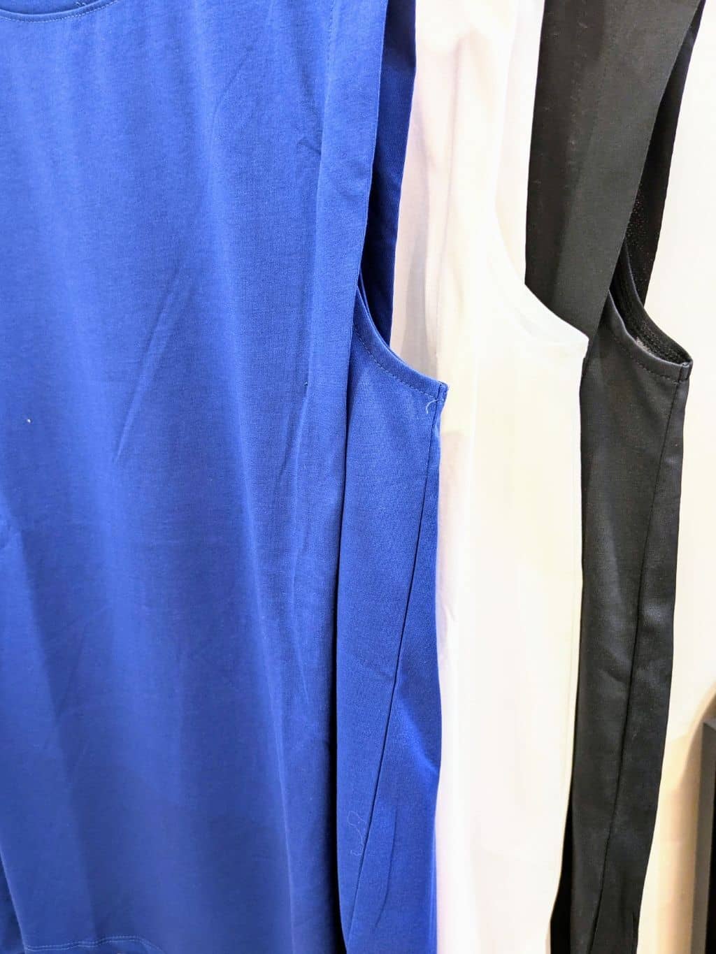 junさんの「SHOO･LA･RUE｜【汗ジミ軽減/ひんやり/UV】大人のヘルシーな着こなしに タックノースリーブチュニック」を使ったコーディネート