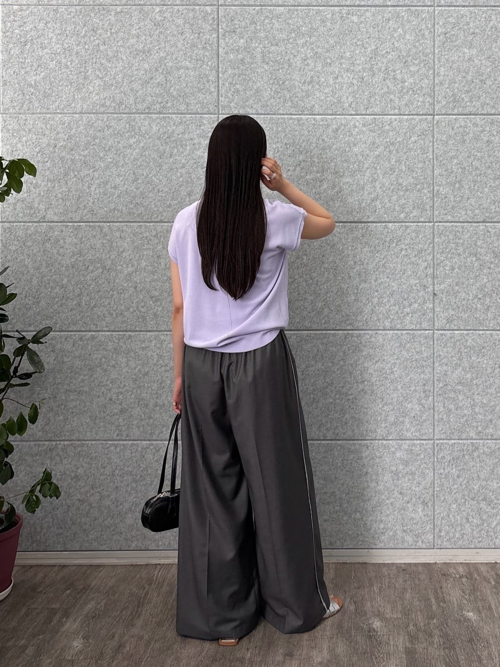 akiさんの「INDIVI｜【セットアップ可能】サキソニーサイドラインパンツ」を使ったコーディネート