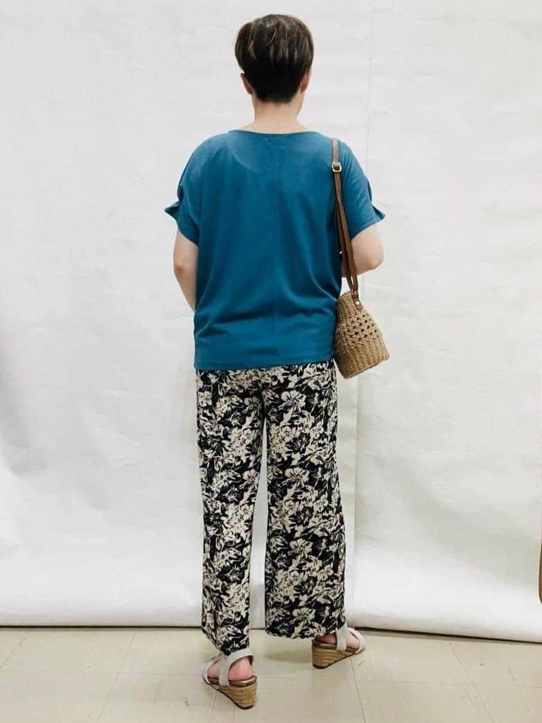 なっちゃんさんの「SHOO･LA･RUE｜【S-LL/UV/プチプラ】お袖タックで好印象 デザインTシャツ」を使ったコーディネート