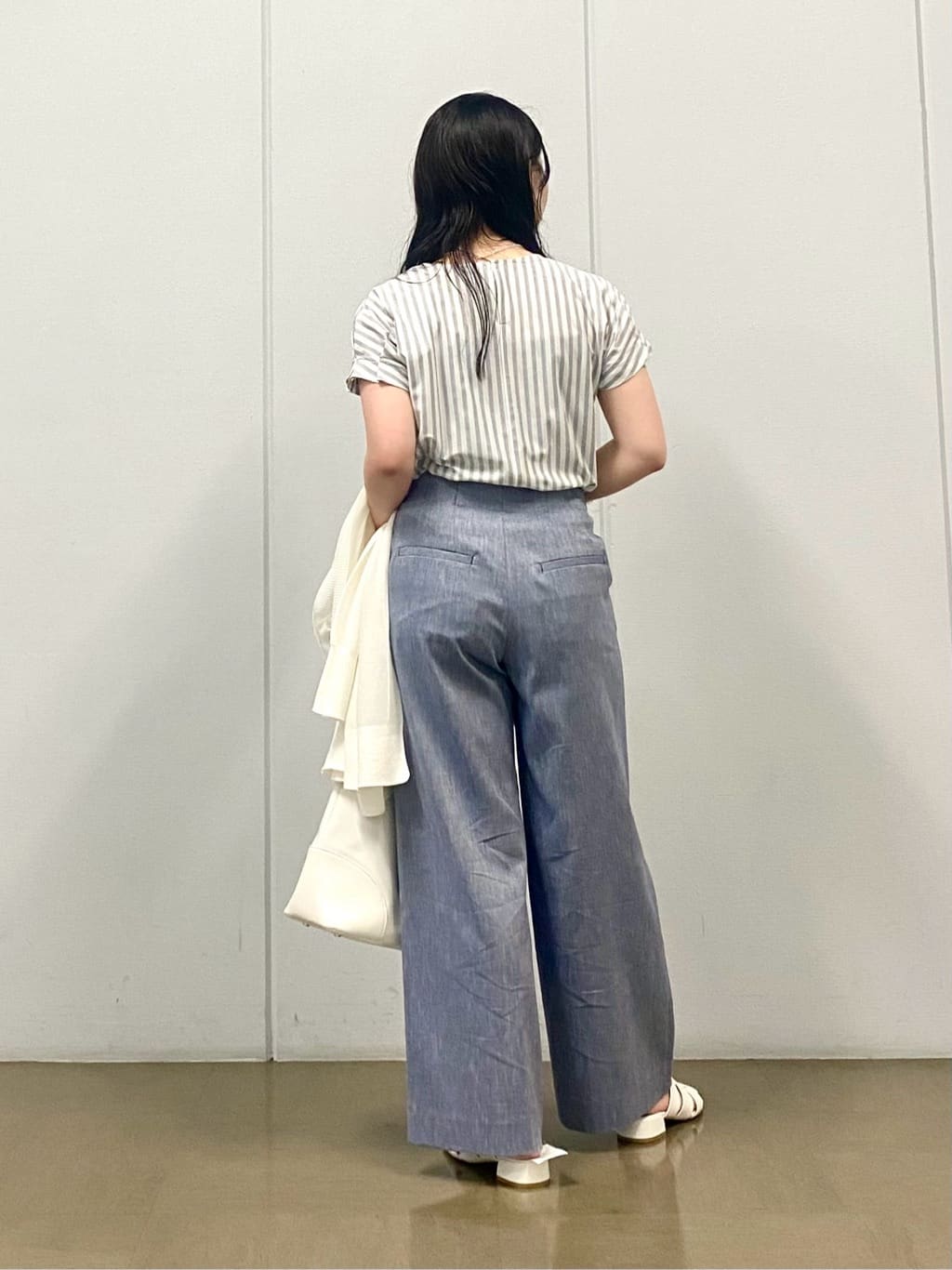 misakiさんの「INDIVI｜【デニムライク】マリンボタン リネン混ワイドパンツ」を使ったコーディネート