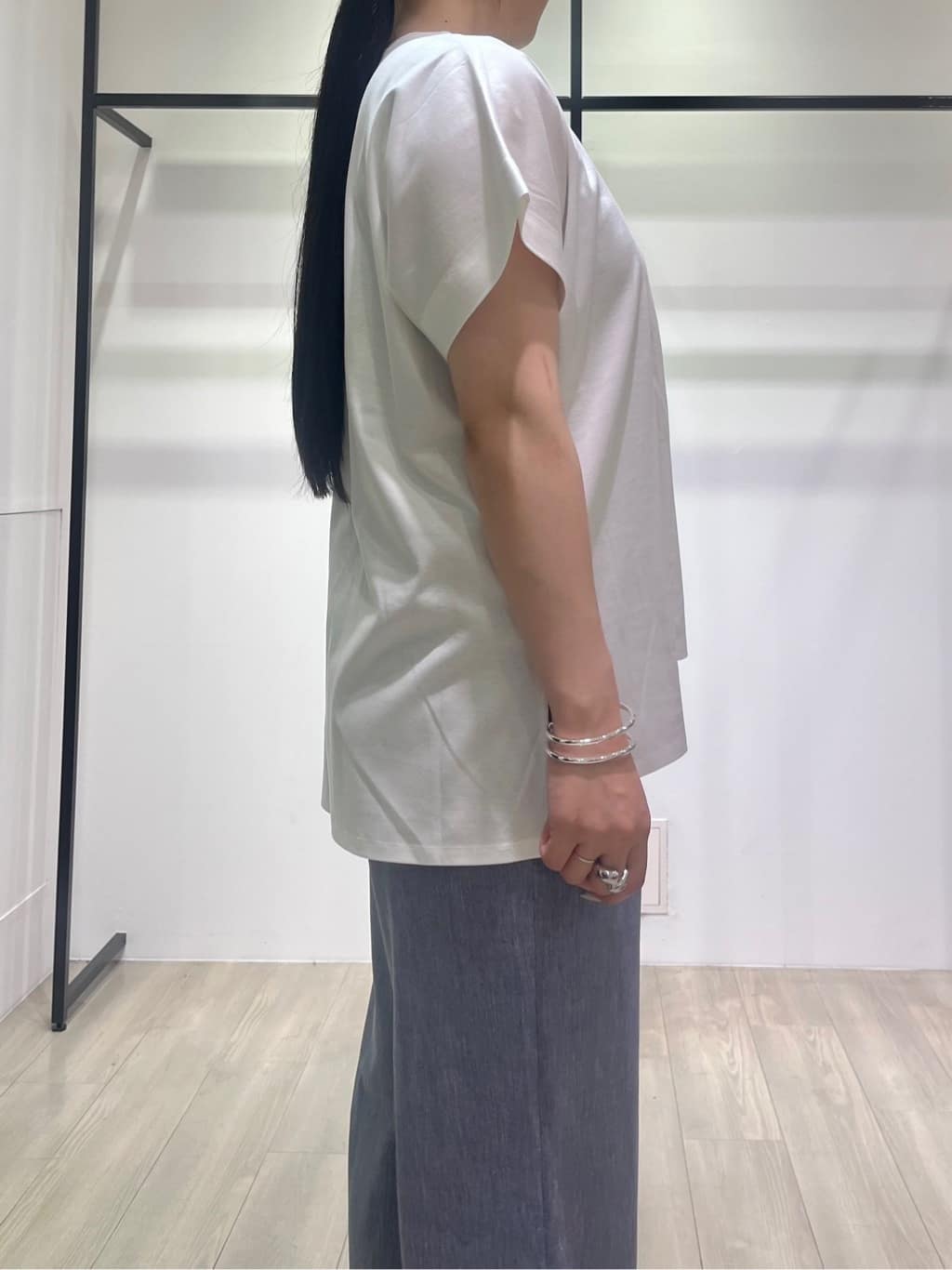 hasuさんの「INDIVI｜【洗える／汗ジミ防止】バイカラー＆アシメヘム Tシャツ」を使ったコーディネート