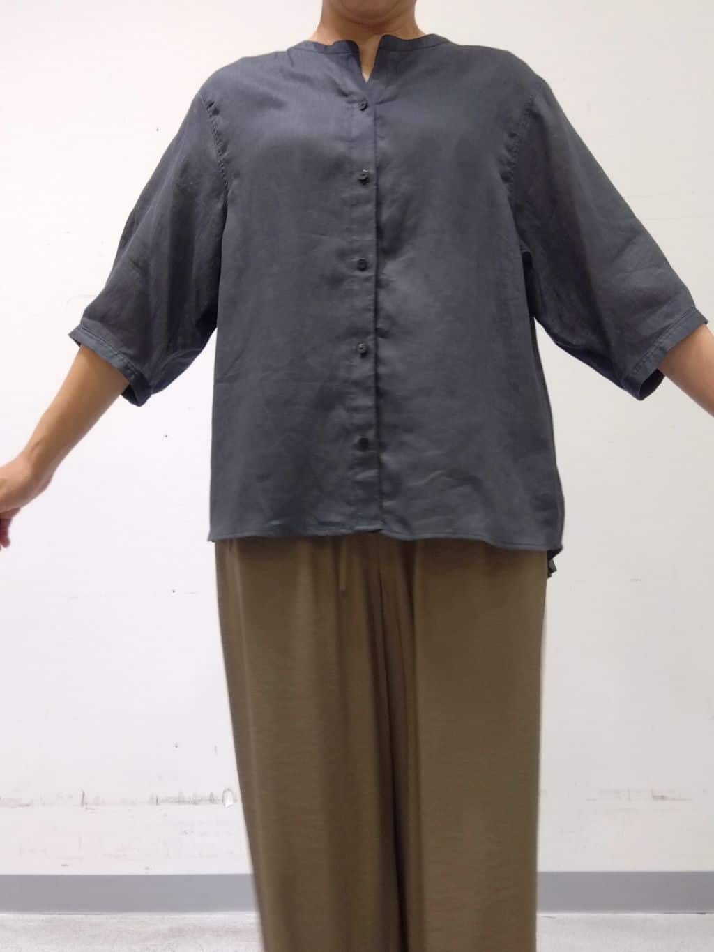 Kさんの「INDIVI｜◆【毎年人気！／フレンチリネン】5分袖バンドカラーブラウス」を使ったコーディネート