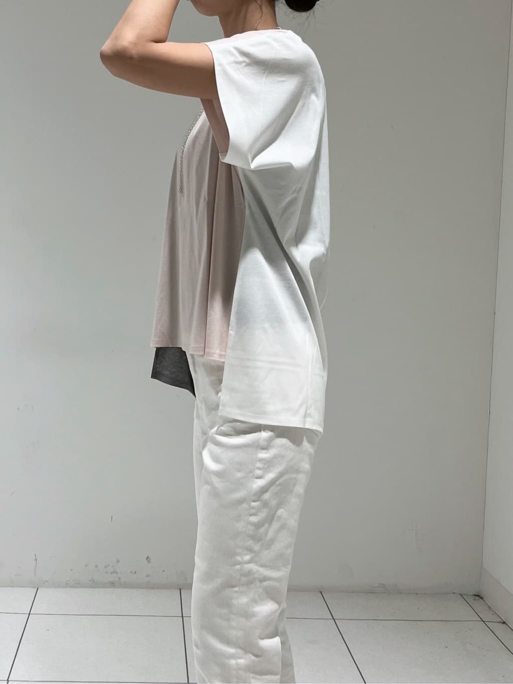 shioriさんの「INDIVI｜【洗える／汗ジミ防止】バイカラー＆アシメヘム Tシャツ」を使ったコーディネート