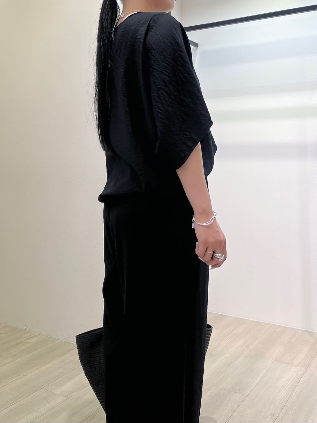 hasuさんの「INDIVI｜【洗える／UVケア／SETUP可能】ドロストワイドパンツ」を使ったコーディネート