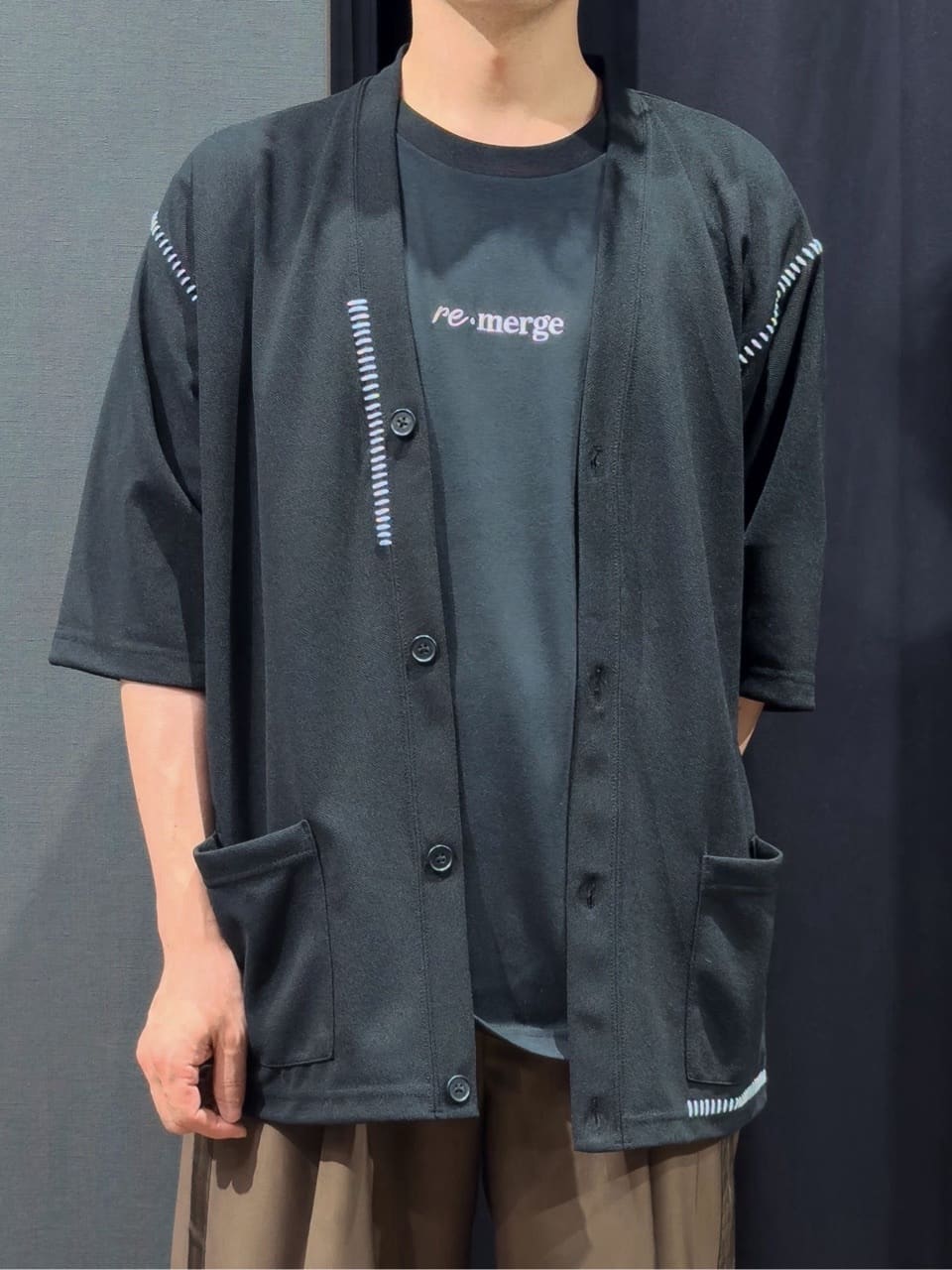 tomoyaさんの「THE SHOP TK｜ツイルステッチ半袖カーディガン【洗濯機OK/接触冷感】」を使ったコーディネート