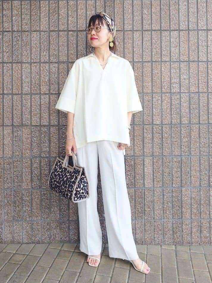 MUTSUKOさんの「UNTITLED｜【UVカット/接触冷感/吸水速乾/ゆったり】V開きネックシャツ」を使ったコーディネート