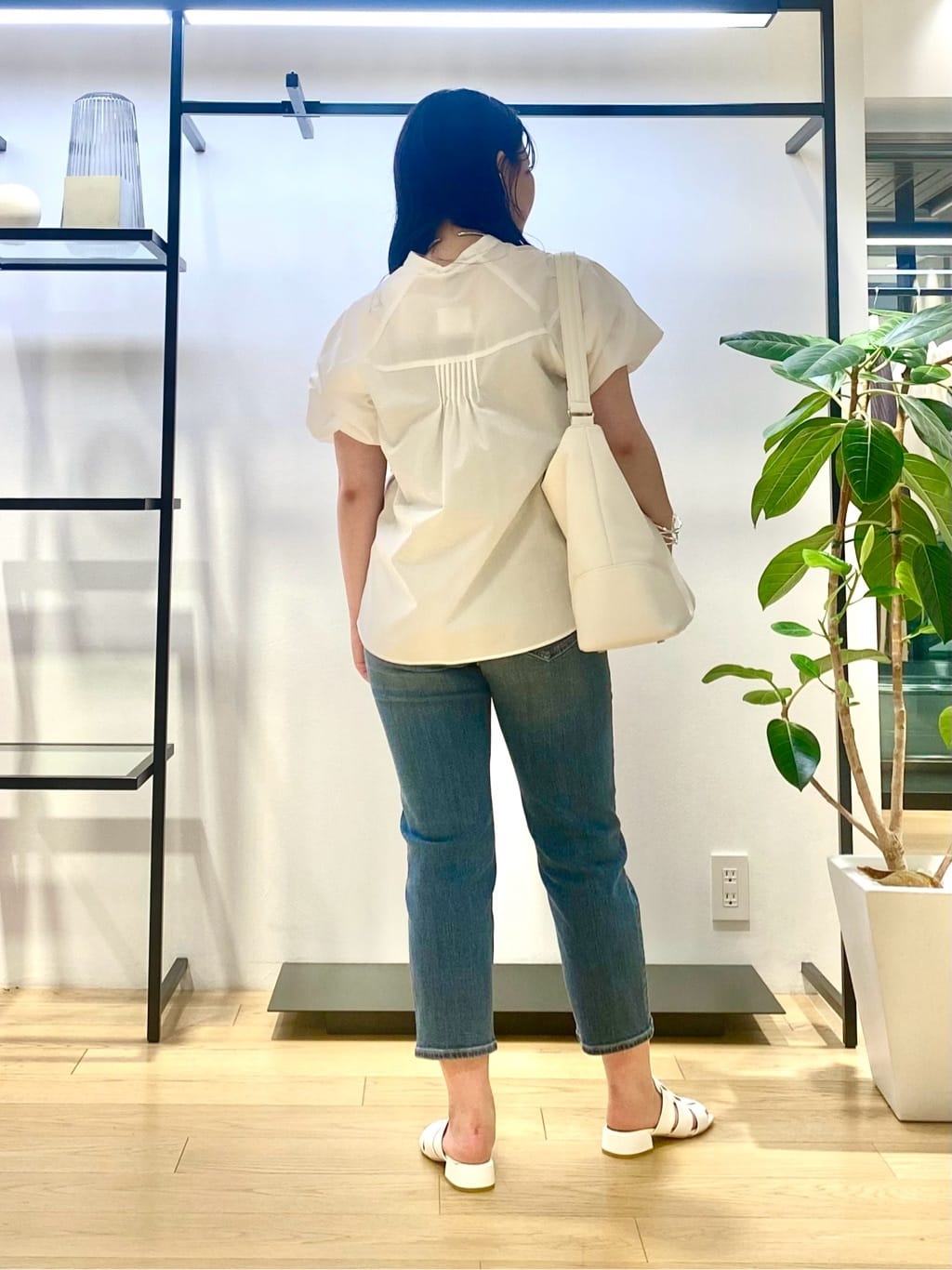 misakiさんの「INDIVI｜【褒められデニム】スリムストレート デニムパンツ」を使ったコーディネート