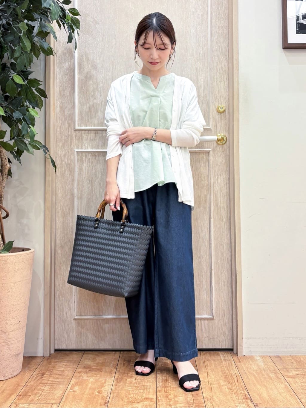 なみさんの「SHOO･LA･RUE｜【S-LL/ひんやり/UV】手の甲まで隠れる トッパーカーディガン」を使ったコーディネート