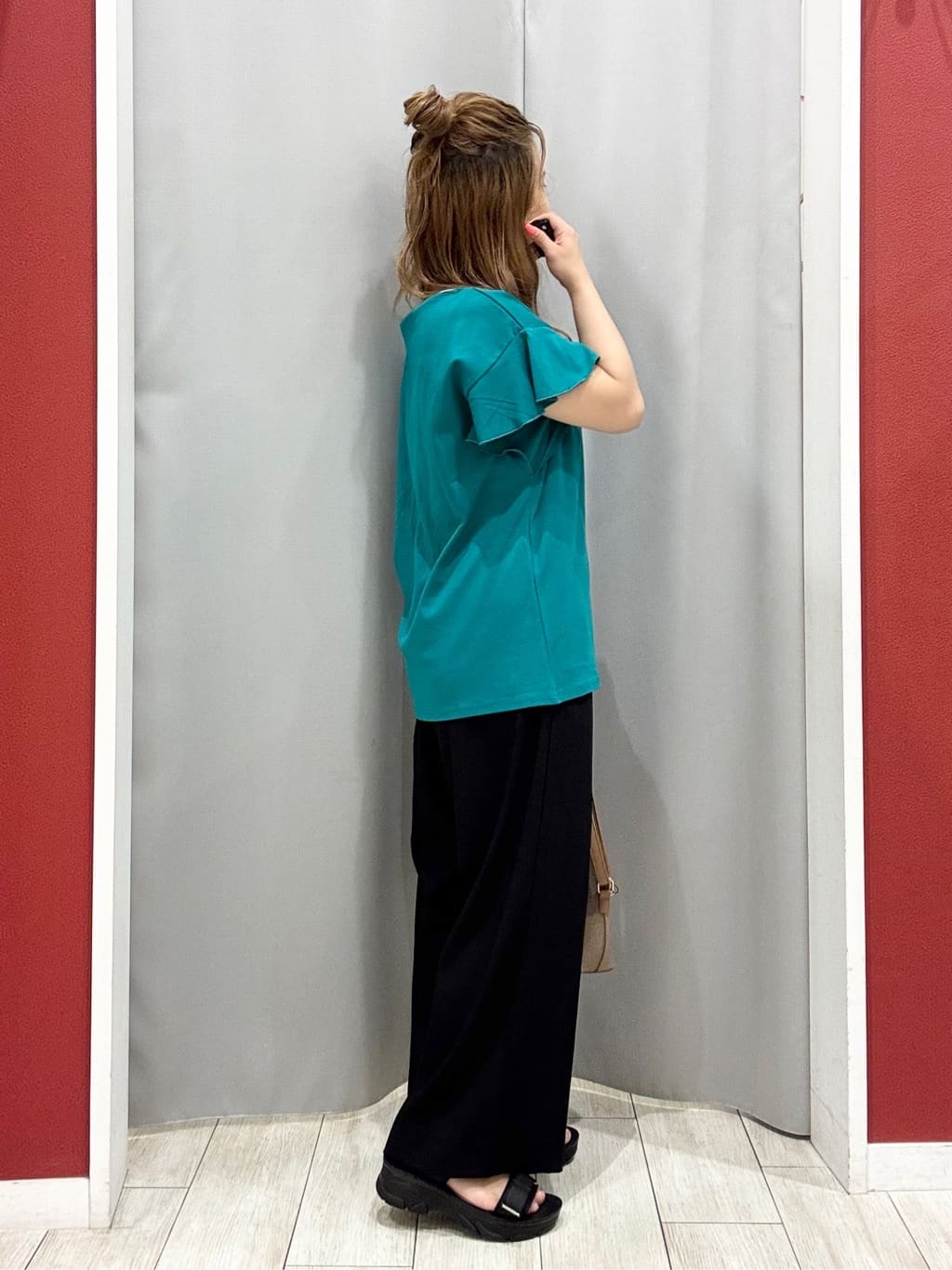 shioさんの「SHOO･LA･RUE｜【汗ジミ防止/ひんやり/UV】フリルスリーブTシャツ」を使ったコーディネート