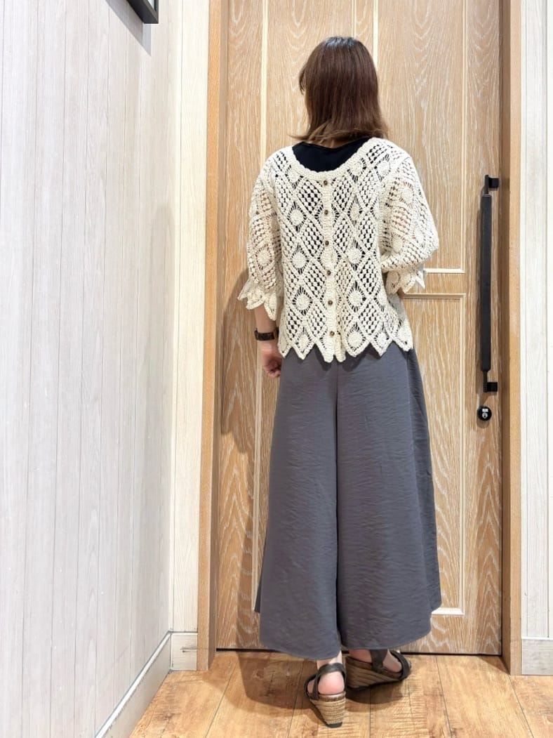 meiさんの「SHOO･LA･RUE｜【S-LL/ひんやり】さらっとタッチできれい見え ピンタックスカーチョ」を使ったコーディネート