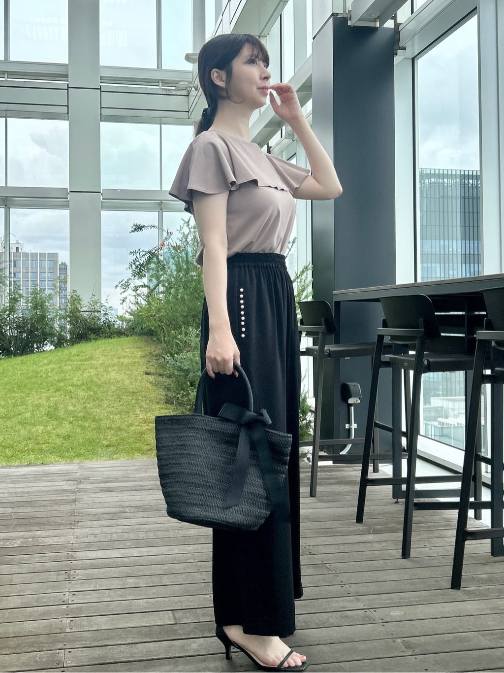 おださんの「Couture brooch｜【マルチデザイン・楽ちん】フェイクパール リラックスワイドパンツ」を使ったコーディネート