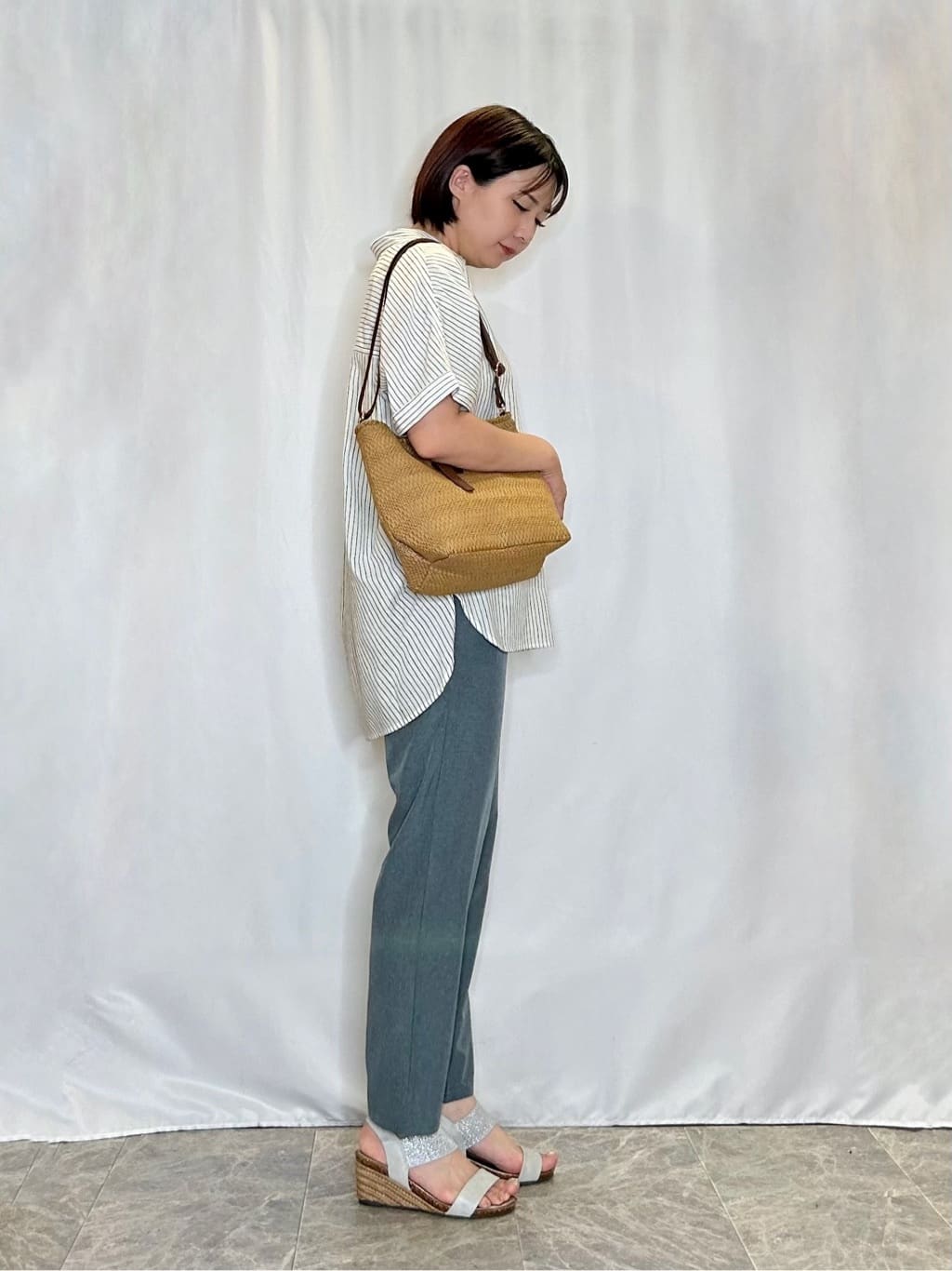 ネリさんの「SHOO･LA･RUE｜【S-LL/UV/接触冷感/抗菌防臭】体型を自然にカバー フレンチリネンブレンド襟付ドルマンシャツ」を使ったコーディネート