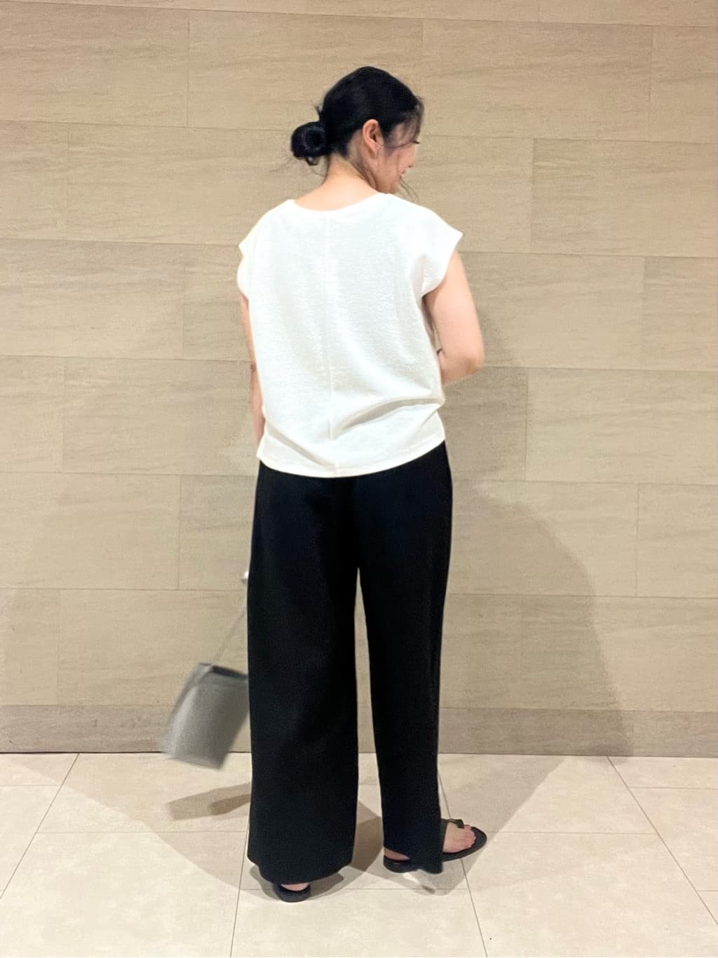 TOMOMIさんの「INDIVI｜【洗える／UVケア／SETUP可能】ドロストワイドパンツ」を使ったコーディネート
