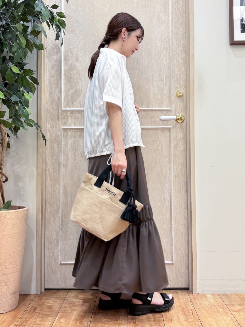 なみさんの「SHOO･LA･RUE｜【ひんやり】シャーリングがアクセントに 大人のデザインキャミワンピース」を使ったコーディネート
