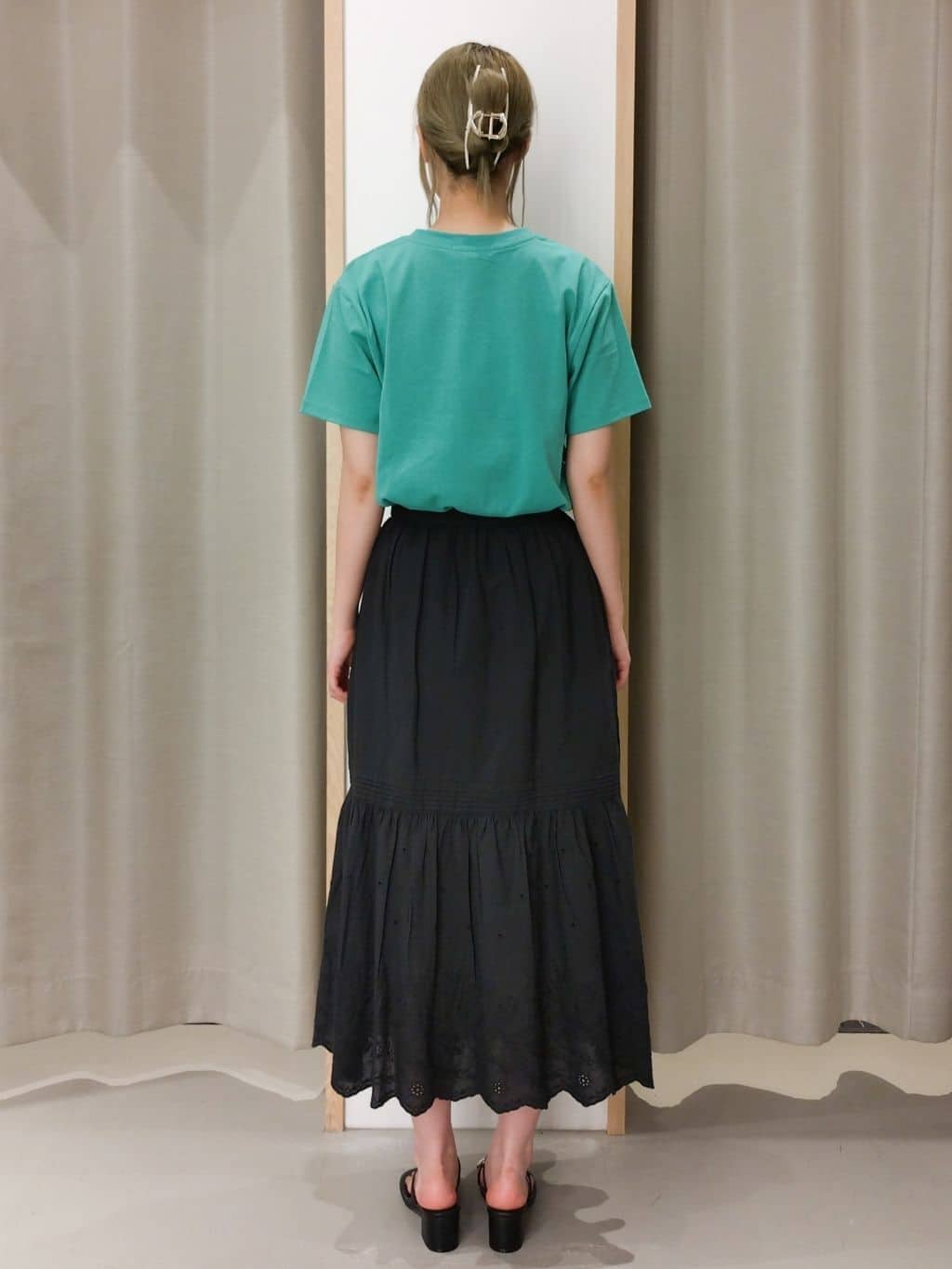 ミリさんの「THE SHOP TK｜カレッジ＆フォトプリントTシャツ【洗濯機OK】」を使ったコーディネート