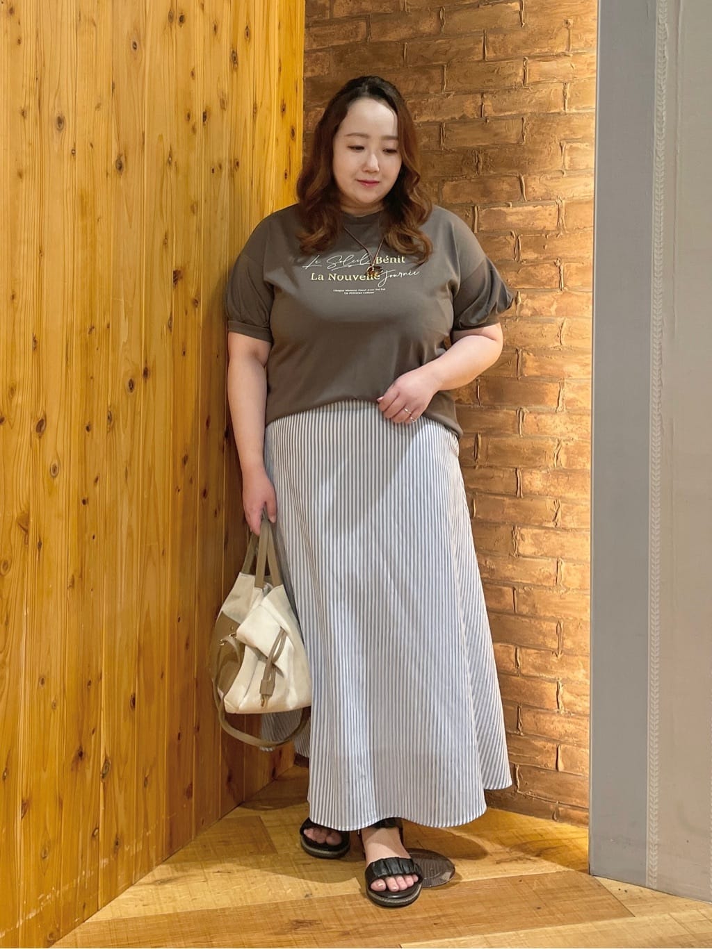 Risaさんの「SHOO･LA･RUE｜【S-LL/ひんやり/UV】ぷっくりラメプリントロゴTシャツ」を使ったコーディネート