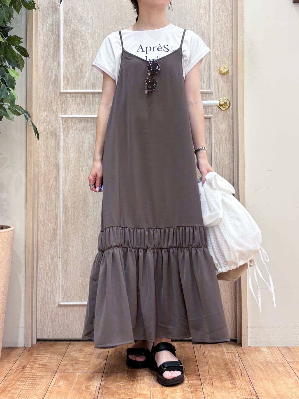 なみさんの「SHOO･LA･RUE｜【ひんやり】シャーリングがアクセントに 大人のデザインキャミワンピース」を使ったコーディネート