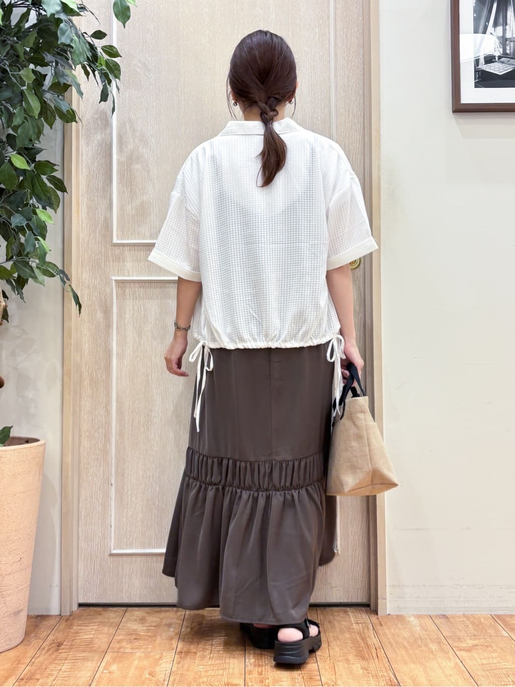 なみさんの「SHOO･LA･RUE｜【ひんやり】シャーリングがアクセントに 大人のデザインキャミワンピース」を使ったコーディネート