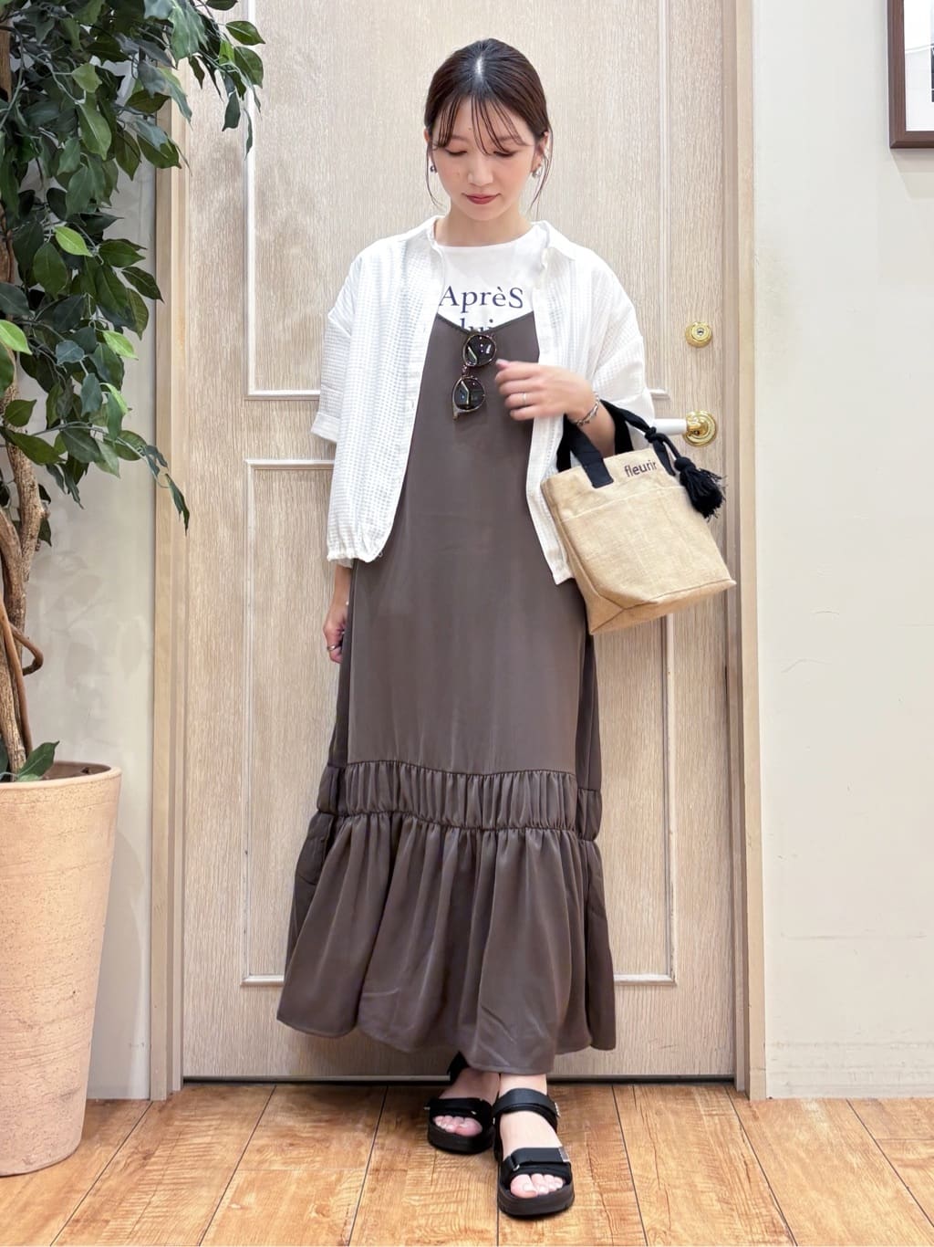 なみさんの「SHOO･LA･RUE｜【ひんやり】シャーリングがアクセントに 大人のデザインキャミワンピース」を使ったコーディネート