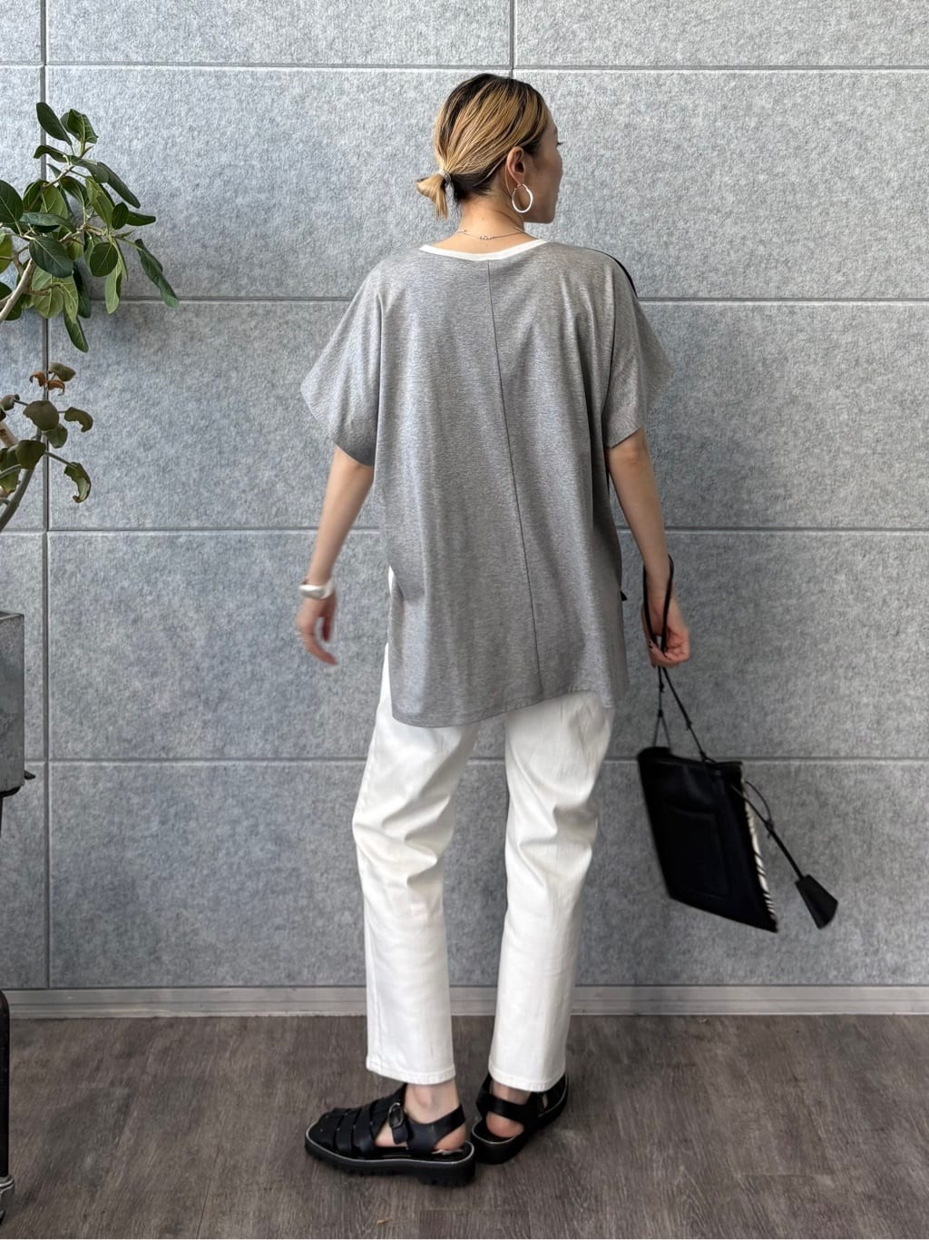 kotakiさんの「INDIVI｜【洗える／汗ジミ防止】バイカラー＆アシメヘム Tシャツ」を使ったコーディネート